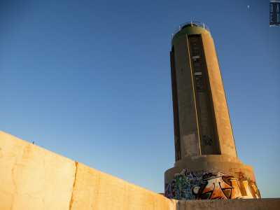 Ma la punta del faro � contraddistinta soprattutto dall�iconico faro del 1935: una torre cilindrica grigia alta 17 metri e colorata alla base da graffiti